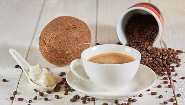 طريقة عمل قهوة الكيتو دايت بزيت جوز الهند سهلة